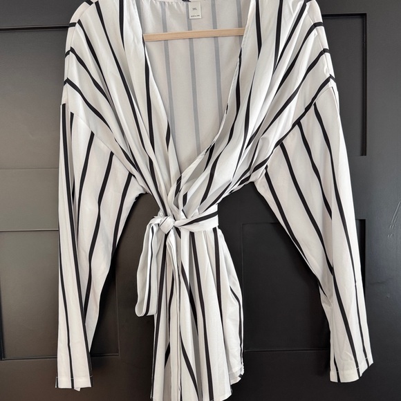 Striped Black and White Women's Top - Picture 4 of 6